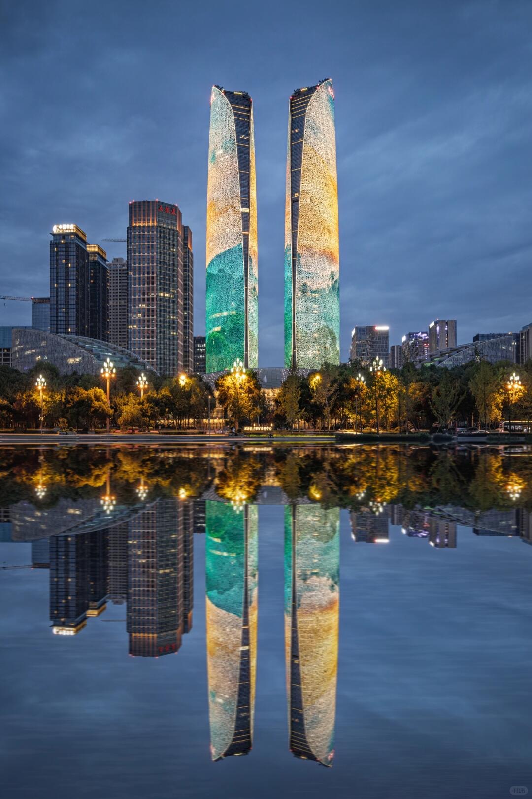 Night view of the Twin Towers and the Tower of Vitality